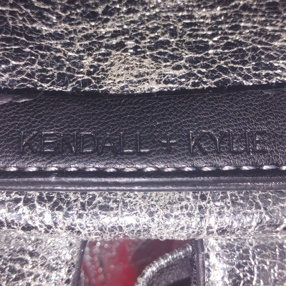 Kendall - Kylie Silver Sparkle Purse Knap Sack - Picture 3 of 6